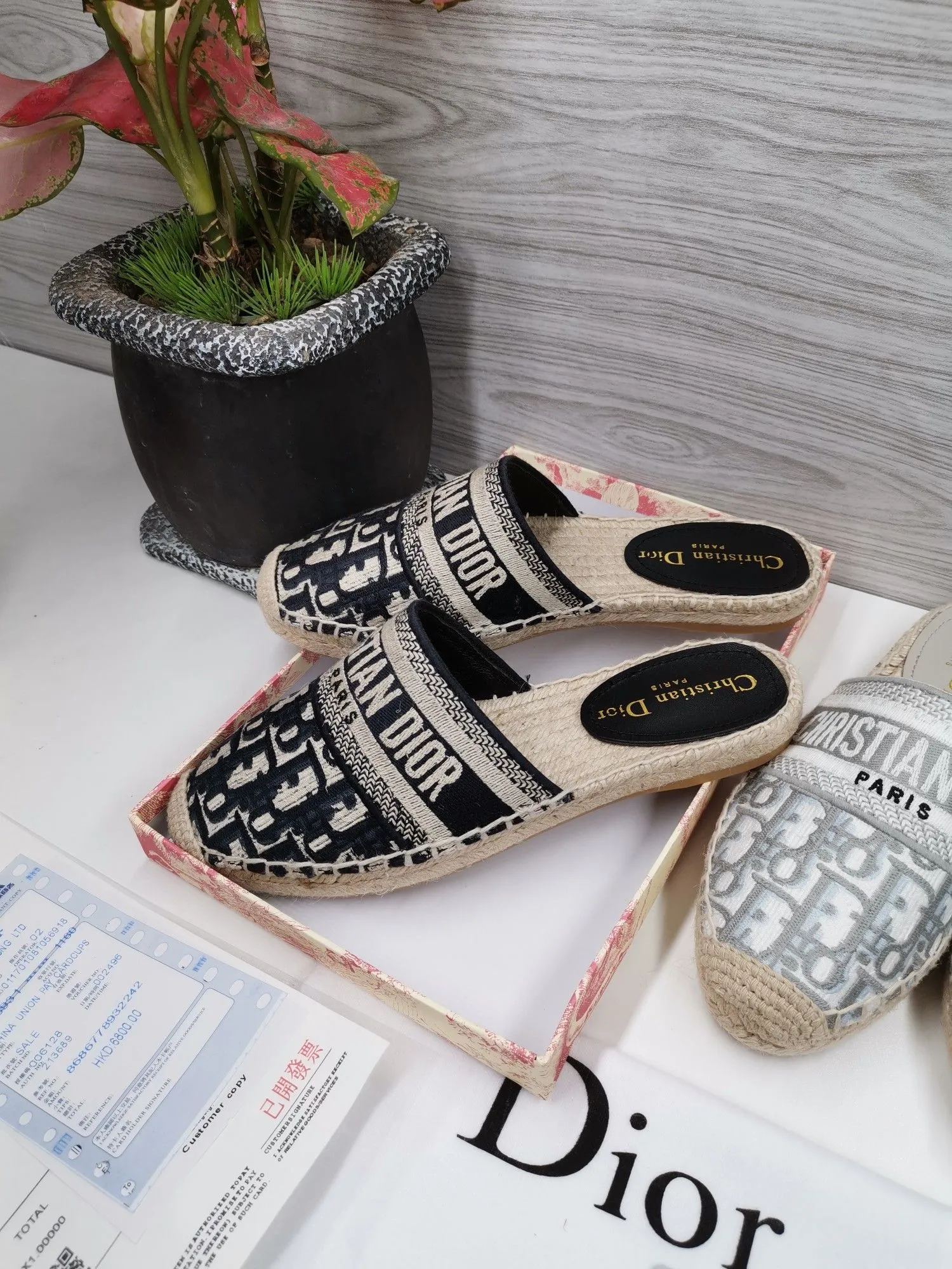 👟👟Ex-factory price 400👟👟 In 2020, new colors are coming simultaneously on the official website of the DIOR fisherman shoe series: original development, original anatomy display, exclusive outsole, you can compare as you like.  [Material] 1⃣️Sole: The only 1:1 exclusive rubber sole on the market 🌸. Fabric original embroidery. Lining: imported sheepskin, delicate and soft. [Size] 35-40.